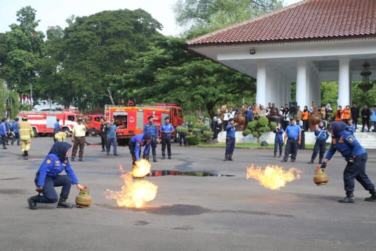 Peringatan Hari Ulang Tahun (HUT) ke-107 Pemadam Kebakaran (Damkar), Hari Kesiapsiagaan Bencana, serta Peringatan Hari Pendidikan Nasional (Hardiknas) Tahun 2026 Tingkat Kabupaten Serang, di Halaman Pendopo Bupati, Senin, (4/5/2026). (ISTIMEWA)