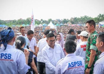 HARI BURUH : Gubernur Banten Andra Soni mendatangi peringatan hari buruh beberapa waktu lalu. Hingga saat ini, percaloan tenaga kerja masih terjadi dan Pemprov Banten juga tidak merespons usulan Komisi V DPRD Banten untuk membentuk tim satgas pengawasan. (ISTIMEWA)