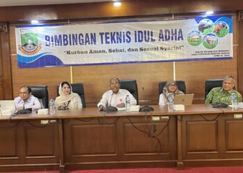 MEMIMPIN RAPAT : Plt Kepala Dinas Pertanian Banten, Nasir M Daud, memimpin rapat pengawasan hewan kurban. (ISTIMEWA)
