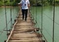 Jembatan gantung Cikuya, tepatnya Kampung Pamunuhan, Desa Cikuya, Kecamatan Sukaresmi, Kabupaten Pandeglang, rusak berat. (ISTIMEWA)
