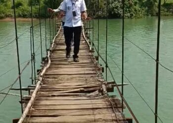 Jembatan gantung Cikuya, tepatnya Kampung Pamunuhan, Desa Cikuya, Kecamatan Sukaresmi, Kabupaten Pandeglang, rusak berat. (ISTIMEWA)
