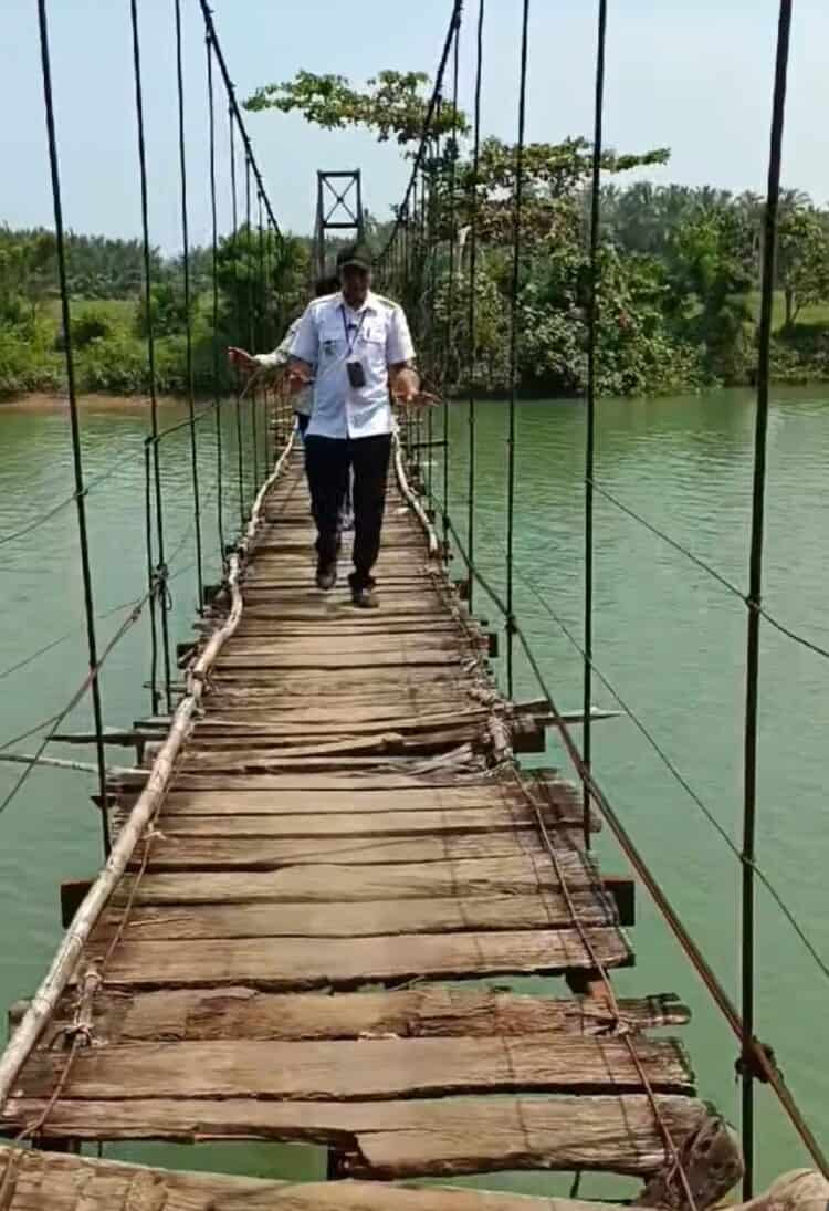 Jembatan gantung Cikuya, tepatnya Kampung Pamunuhan, Desa Cikuya, Kecamatan Sukaresmi, Kabupaten Pandeglang, rusak berat. (ISTIMEWA)