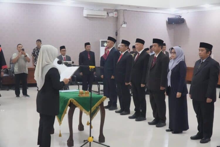 PELANTIKAN - Bupati Pandeglang Raden Dewi Setiani, kembali melantik pejabat eselon II di lingkungan Pemkab Pandeglang, Kamis (7/5/2026). (ISTIMEWA)