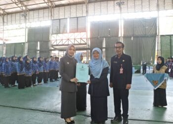 SERAHKAN SK - Bupati Serang Ratu Rahmatuzakiyah, memberikan SK PNS kepada Kepsek. (ISTIMEWA)