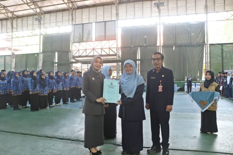 SERAHKAN SK - Bupati Serang Ratu Rahmatuzakiyah, memberikan SK PNS kepada Kepsek. (ISTIMEWA)