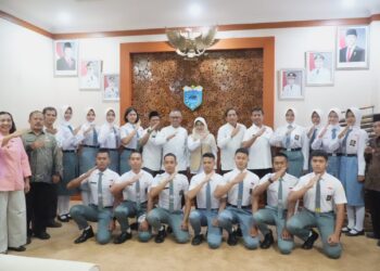 Bupati Pandeglang Raden Dewi Setiani, melepas peserta calon seleksi Paskibraka tingkat Provinsi dan Nasional. (ISTIMEWA)