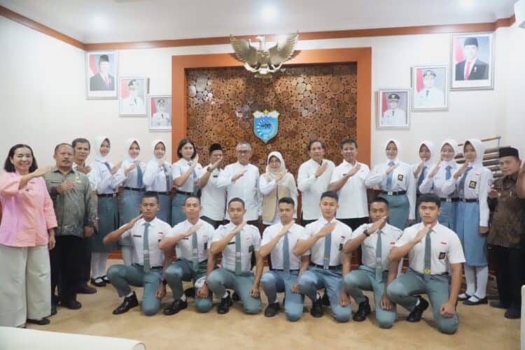 Bupati Pandeglang Raden Dewi Setiani, melepas peserta calon seleksi Paskibraka tingkat Provinsi dan Nasional. (ISTIMEWA)