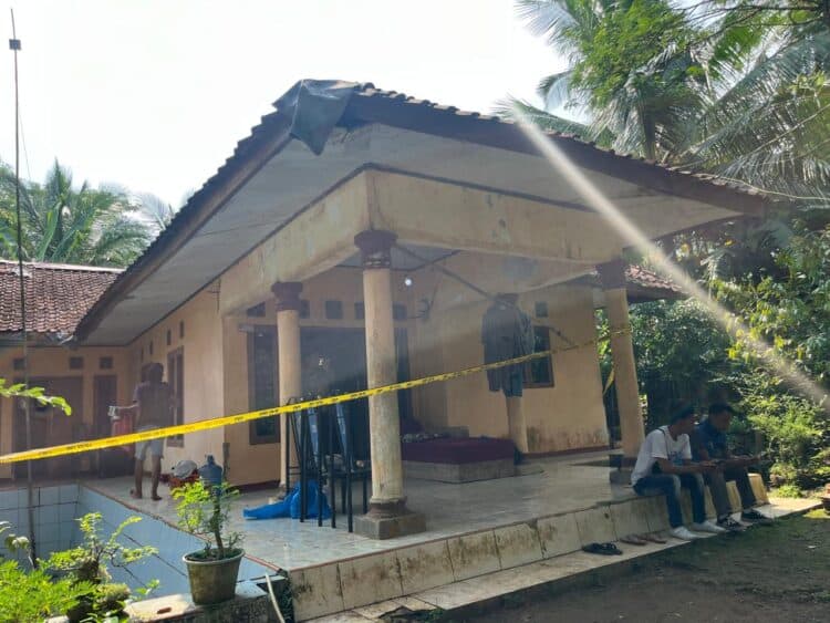 Tempat Kejadian Perkara (TKP) dugaan kasus pembunuhan, di Kampung Kadujangkung, Desa Kadujangkung, Kecamatan Mekarjaya, Kabupaten Pandeglang, dipasang police line, Jumat (8/5/2026). (ISTIMEWA)