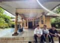 Camat Mekarjaya Wildan Pratama, mengunjungi rumah TKP pembunuhan warga, di Kampung Kadujangkung, Desa Kadujangkung, Kecamatan Mekarjaya, Kabupaten Pandeglang, Jumat (8/5/2026). (ISTIMEWA)