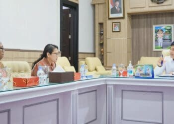 BERBINCANG : Wagun Banten Achmad Dimyati Natakusumah (kanan) berbincang dengan pegawai BPS Banten. (ISTIMEWA)