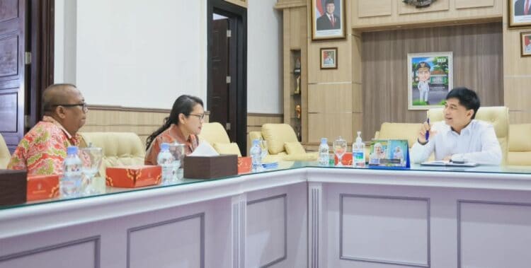 BERBINCANG : Wagun Banten Achmad Dimyati Natakusumah (kanan) berbincang dengan pegawai BPS Banten. (ISTIMEWA)