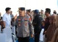 MENYAPA MASYARAKAT : Kapolda Banten menyapa masyarakat diacara peletakan batu pertama jembatan Cidohok. (ISTIMEWA)