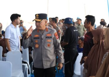MENYAPA MASYARAKAT : Kapolda Banten menyapa masyarakat diacara peletakan batu pertama jembatan Cidohok. (ISTIMEWA)