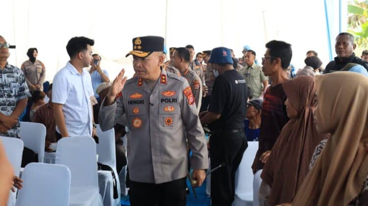 MENYAPA MASYARAKAT : Kapolda Banten menyapa masyarakat diacara peletakan batu pertama jembatan Cidohok. (ISTIMEWA)