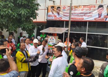DPW Partai Keadilan Sejahtera (PKS) Banten, meluncurkan gerai pengisian daya handphone gratis berbasis tenaga surya, di kantor DPW PKS Banten, Minggu (10/5/2026). (ISTIMEWA)