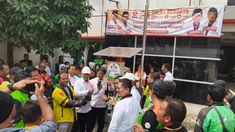 DPW Partai Keadilan Sejahtera (PKS) Banten, meluncurkan gerai pengisian daya handphone gratis berbasis tenaga surya, di kantor DPW PKS Banten, Minggu (10/5/2026). (ISTIMEWA)