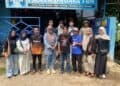 Direktur FBN, Lulu Jamaludin, berfoto bersama dengan para mahasiswa UIN SMHB. (ISTIMEWA)