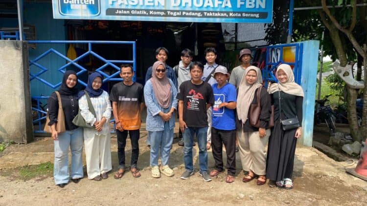 Direktur FBN, Lulu Jamaludin, berfoto bersama dengan para mahasiswa UIN SMHB. (ISTIMEWA)