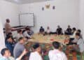 MUSYAWARAH - Musyawarah pengelolaan pendakian Gunung Pulosari, yang digelar di Balai Desa Cilentung, Kecamatan Pulosari, Kabupaten Pandeglang, Senin (11/5/2026). (ISTIMEWA)