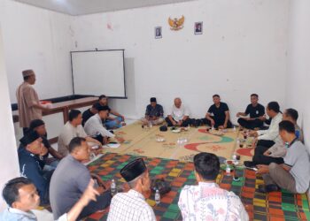 MUSYAWARAH - Musyawarah pengelolaan pendakian Gunung Pulosari, yang digelar di Balai Desa Cilentung, Kecamatan Pulosari, Kabupaten Pandeglang, Senin (11/5/2026). (ISTIMEWA)