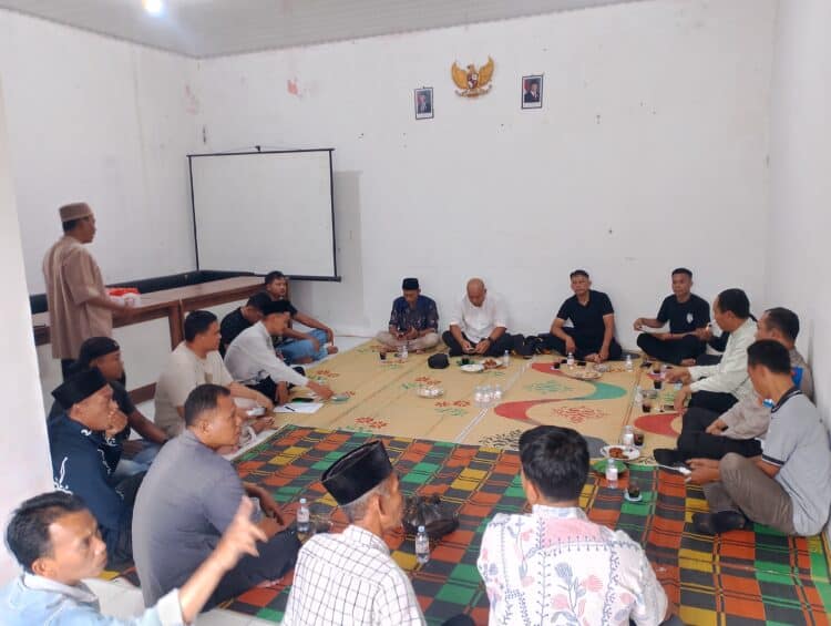 MUSYAWARAH - Musyawarah pengelolaan pendakian Gunung Pulosari, yang digelar di Balai Desa Cilentung, Kecamatan Pulosari, Kabupaten Pandeglang, Senin (11/5/2026). (ISTIMEWA)