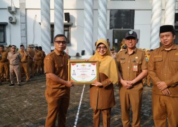 BERIKAN HADIAH - Bupati Pandeglang Raden Dewi Setiani, berikan hadiah dan penghargaan kepada pemenang lomba pilah sampah antar Organisasi Perangkat Daerah (OPD). (ISTIMEWA)
