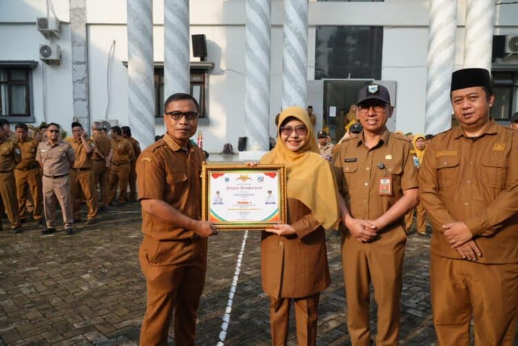 BERIKAN HADIAH - Bupati Pandeglang Raden Dewi Setiani, berikan hadiah dan penghargaan kepada pemenang lomba pilah sampah antar Organisasi Perangkat Daerah (OPD). (ISTIMEWA)