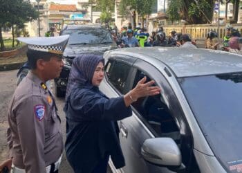 MELAKUKAN RAZIA : Petugas gabungan dari Samsat Kota Serang dan Polresta Serang melakukan razia kendaraan. Dalam razia itu, dua randis Pemprov Banten terjaring razia karena digunakan pada saat jam WFH.(DOKUMEN/SATELIT NEWS)