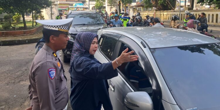 MELAKUKAN RAZIA : Petugas gabungan dari Samsat Kota Serang dan Polresta Serang melakukan razia kendaraan. Dalam razia itu, dua randis Pemprov Banten terjaring razia karena digunakan pada saat jam WFH.(DOKUMEN/SATELIT NEWS)