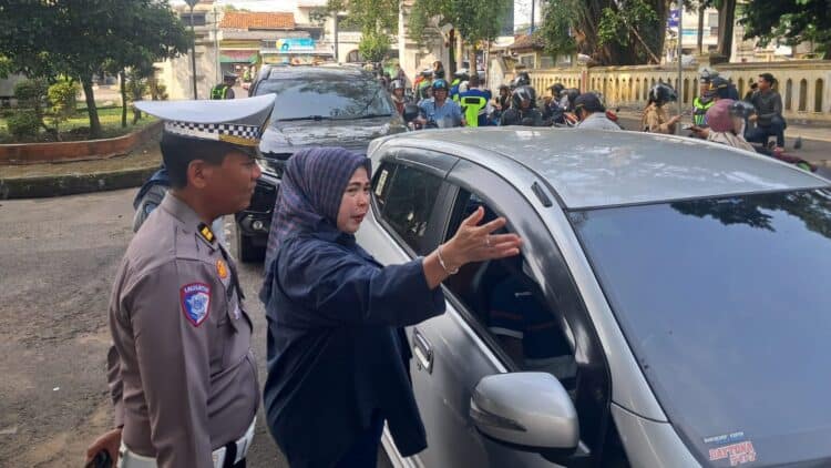MELAKUKAN RAZIA : Petugas gabungan dari Samsat Kota Serang dan Polresta Serang melakukan razia kendaraan. Dalam razia itu, dua randis Pemprov Banten terjaring razia karena digunakan pada saat jam WFH.(DOKUMEN/SATELIT NEWS)