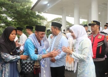 Bupati Serang Ratu Rahmatuzakiyah, melepas jamaah calon haji asal Kabupaten Serang, Senin (11/5/2026). (ISTIMEWA)