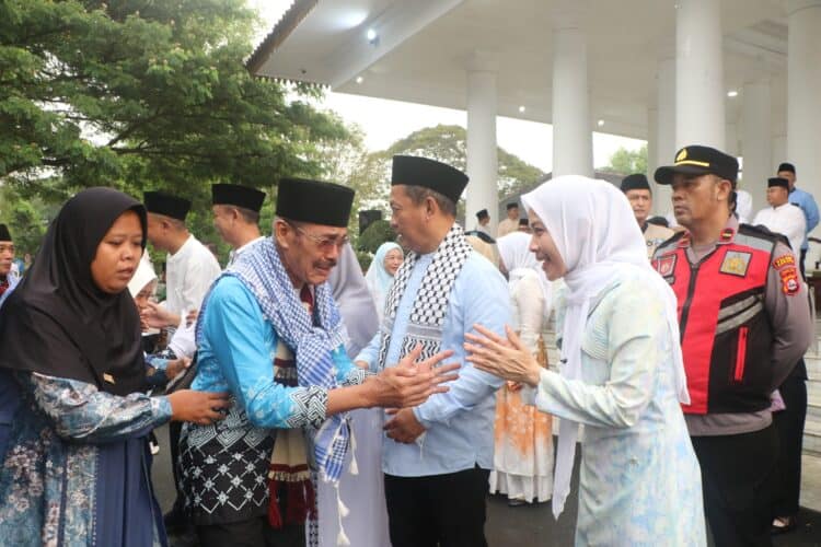 Bupati Serang Ratu Rahmatuzakiyah, melepas jamaah calon haji asal Kabupaten Serang, Senin (11/5/2026). (ISTIMEWA)