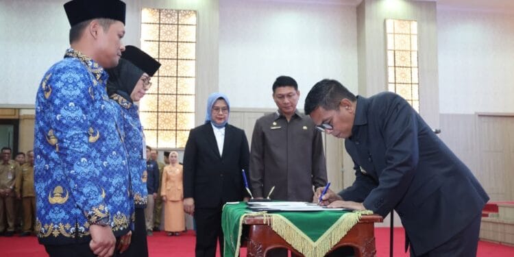 ROTASI PEJABAT : Gubernur Banten melakukan rotasi pejabat untuk menutup kekosongan jabatan beberapa waktu lalu karena ditinggal pensiun. Di tahun 2026 ini, akan ada 360 ASN pensiun dan menyisakan puluhan jabatan kosong. (DOKUMEN/SATELITNEWS.COM)