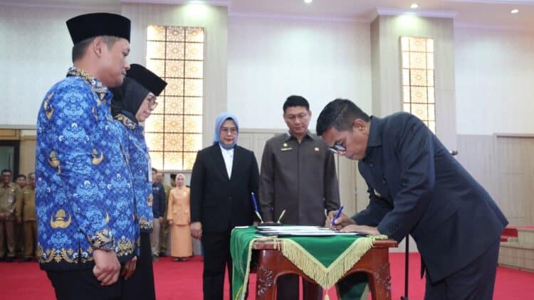 ROTASI PEJABAT : Gubernur Banten melakukan rotasi pejabat untuk menutup kekosongan jabatan beberapa waktu lalu karena ditinggal pensiun. Di tahun 2026 ini, akan ada 360 ASN pensiun dan menyisakan puluhan jabatan kosong. (DOKUMEN/SATELITNEWS.COM)