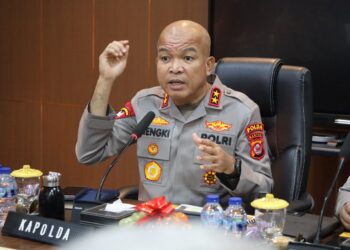 MENYAMPAIKAN ARAHAN : Kapolda Banten Irjenpol Hengki menyampaikan arahan saat memimpin rakor pembatasan jam operasional ODOL. (ISTIMEWA)