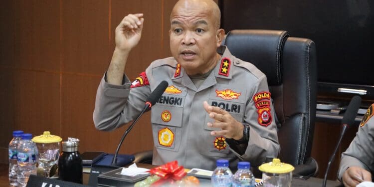 MENYAMPAIKAN ARAHAN : Kapolda Banten Irjenpol Hengki menyampaikan arahan saat memimpin rakor pembatasan jam operasional ODOL. (ISTIMEWA)