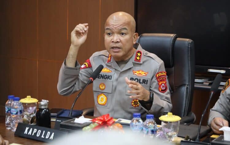 MENYAMPAIKAN ARAHAN : Kapolda Banten Irjenpol Hengki menyampaikan arahan saat memimpin rakor pembatasan jam operasional ODOL. (ISTIMEWA)