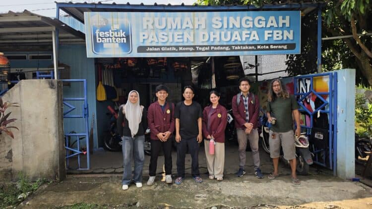 Sejumlah mahasiswa Program Studi Ilmu Pemerintahan Fakultas Ilmu Sosial dan Pemerintahan (FISIP) Universitas Sultan Ageng Tirtayasa (Untirta), mengunjungi Komunitas Peduli Sungai Banten (KPSB), di Rumah Singgah Fesbuk Banten News (FBN), Jalan Gelatik Komplek Tegal Padang, Drangong, Taktakan, Kota Serang, belum lama ini. (ISTIMEWA)