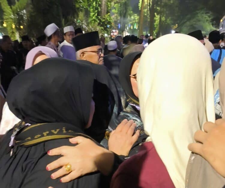 Salahsatu pengantar jamaah haji, yang tidak kuasa menahan tangis saat saudaranya berangkat menunaikan rukun Islam ke lima, di Pendopo Pemkab Lebak, Kamis (14/5/2026) malam. (MULYANA/SATELITNEWS.COM)