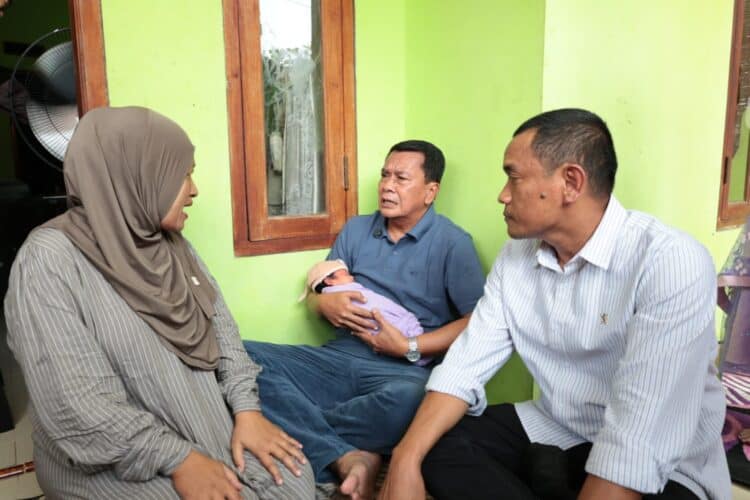 Bupati Tangerang Moch. Maesyal Rasyid, menggendong bayi yang namanya sama. (ISTIMEWA)