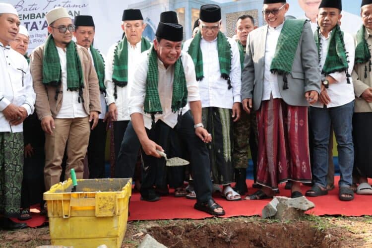 PELETAKAN BATU PERTAMA - Bupati Tangerang Moch. Maesal Rasyid melakukan peletakan batu pertama renovasi dan pembangunan Masjid At-Ta’awun, yang berlokasi di Perumahan Green Savana, RW 05, Desa Ciakar, Kecamatan Panongan, Jumat (15/5/2026). (ISTIMEWA)