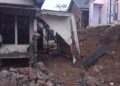 Hujan deras disertai angin kencang, mengakibatkan tanah tebing di Kampung Cikaler Girang RT 005 RW 001, Desa Cikumbueun, Kecamatan Mandalawangi, Kabupaten Pandeglang, longsor dan menimpa dua rumah warga setempat, Sabtu (16/5/2026) petang. (ISTIMEWA)