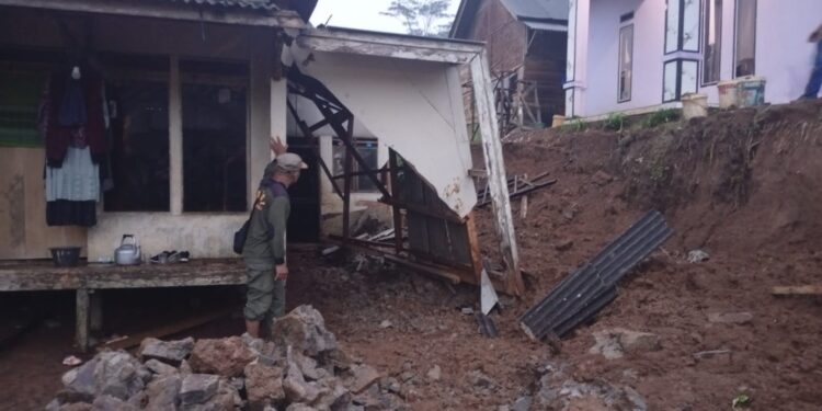 Hujan deras disertai angin kencang, mengakibatkan tanah tebing di Kampung Cikaler Girang RT 005 RW 001, Desa Cikumbueun, Kecamatan Mandalawangi, Kabupaten Pandeglang, longsor dan menimpa dua rumah warga setempat, Sabtu (16/5/2026) petang. (ISTIMEWA)