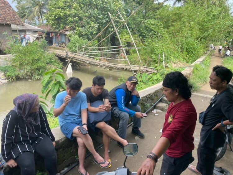 Koji Isoda dan Sho Aoyama, Wmelakukan survei langsung ke Kampung Ciseke, Desa Batukuwung, Kecamatan Padarincang, Kabupaten Serang, Minggu (17/5/2026). (ISTIMEWA)
