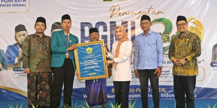Bupati Serang Ratu Rachmatuzakiyah, saat membuka acara Peringatan Milad ke-20 Persatuan Guru Madrasah Indonesia Raya (PGMI Raya) Kabupaten Serang tahun 2026, di Gedung Serba Guna Pondok Pesantren (Ponpes) Bai Mahdi Soleh Ma’mun, Desa Sindangheula, Kecamatan Pabuaran, Sabtu (16/5/2026). (ISTIMEWA)