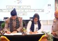 PENANDATANGANAN : Kapolda Banten Irjenpol Hengki (kanan), menyaksikan penandatanganan berita acara usulan pemberian penghargaan karena berhasil mengamankan arus mudik Lebaran 2026. (ISTIMEWA)