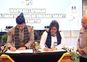 PENANDATANGANAN : Kapolda Banten Irjenpol Hengki (kanan), menyaksikan penandatanganan berita acara usulan pemberian penghargaan karena berhasil mengamankan arus mudik Lebaran 2026. (ISTIMEWA)