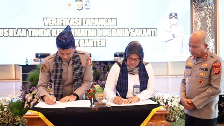 PENANDATANGANAN : Kapolda Banten Irjenpol Hengki (kanan), menyaksikan penandatanganan berita acara usulan pemberian penghargaan karena berhasil mengamankan arus mudik Lebaran 2026. (ISTIMEWA)
