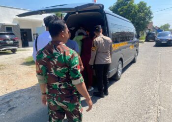 Tim aparat setempat, mengevakuasi korban diduga gantung diri, di Kampung Kedaleman, Desa Ketos, Kecamatan Kibin, Kabupaten Serang, Senin, (18/5/2026). (ISTIMEWA)