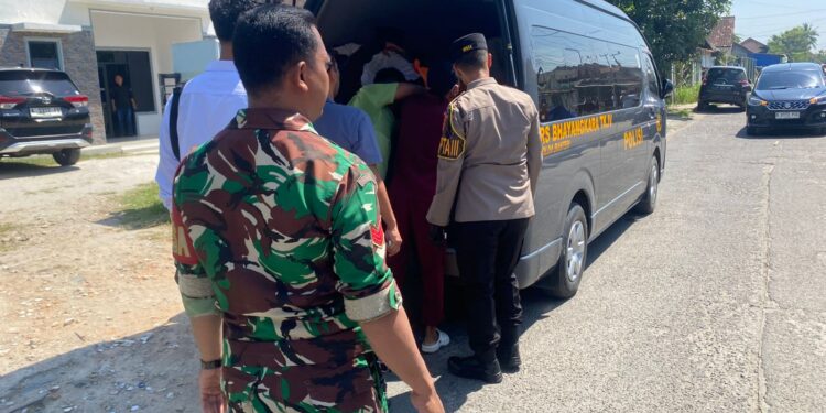 Tim aparat setempat, mengevakuasi korban diduga gantung diri, di Kampung Kedaleman, Desa Ketos, Kecamatan Kibin, Kabupaten Serang, Senin, (18/5/2026). (ISTIMEWA)